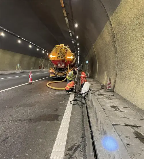 市北隧道排水渠清淤